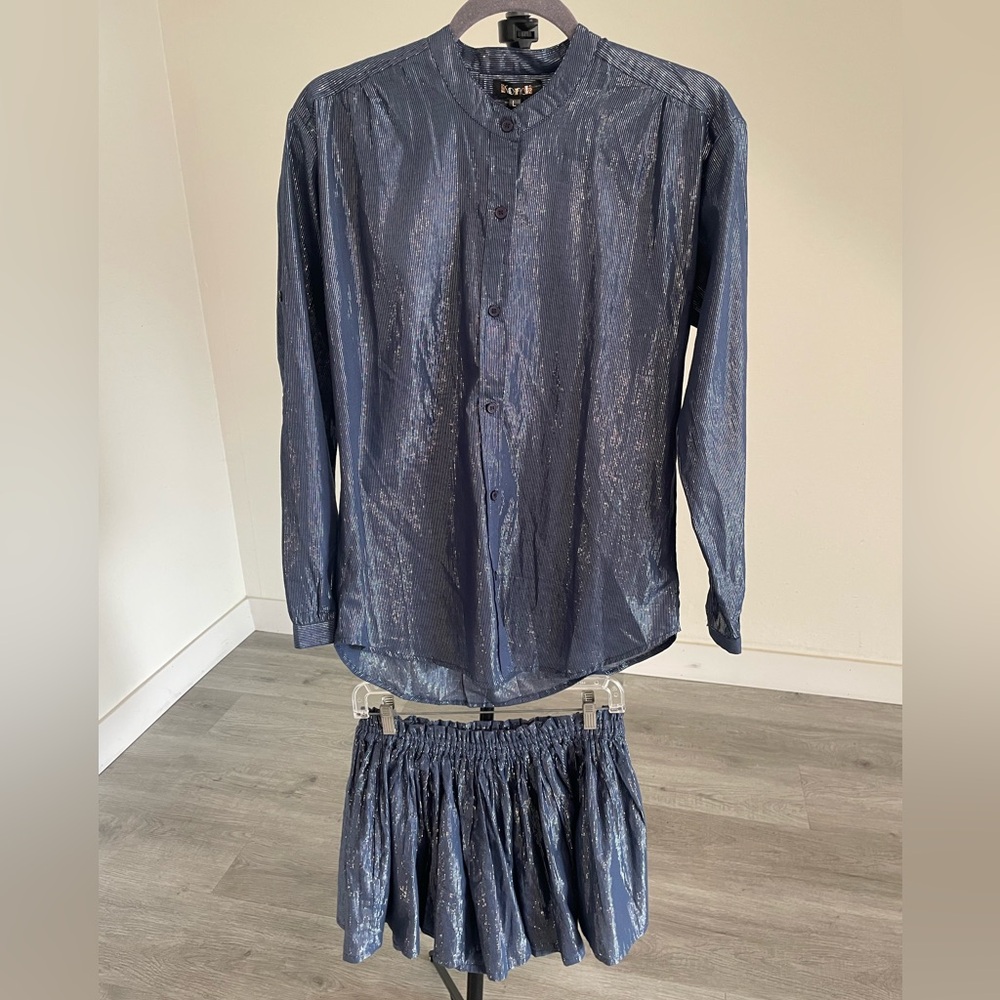 Suzie Kondi NWT matching set thin soft Navy Metallic Striped Blouse & Skort M/L
